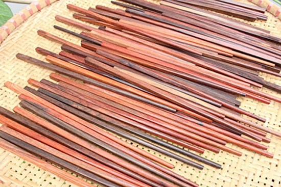 Đừng vội vứt đũa cũ đi, chỉ cần sửa sang lại và đặt ngoài ban công là cả nhà đều được lợi