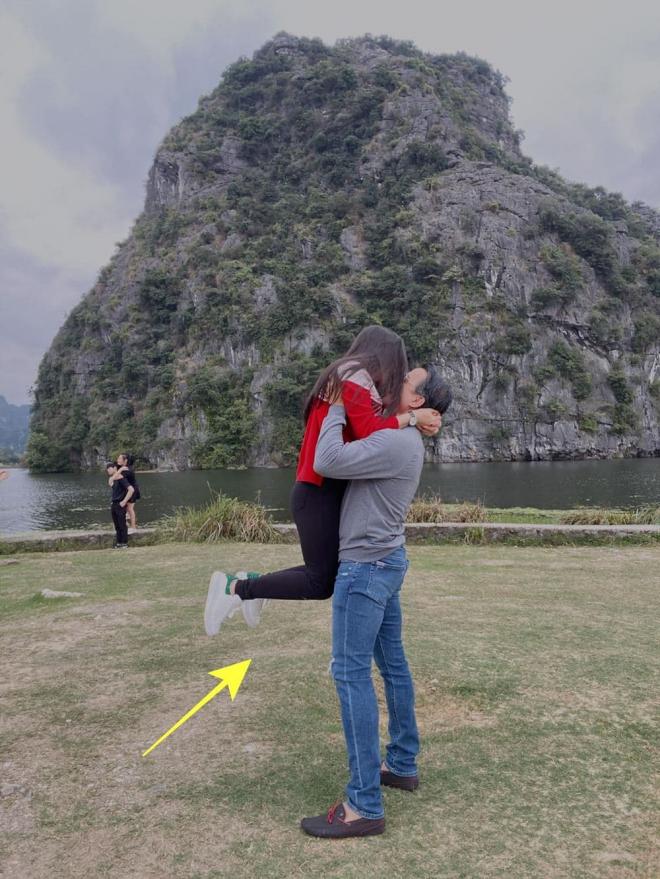 Vừa mở lại facebook, Vua cá koi liên tục khoe ảnh tình tứ bên Hà Thanh Xuân lại còn đưa vợ đi tham quan cơ ngơi mới-3