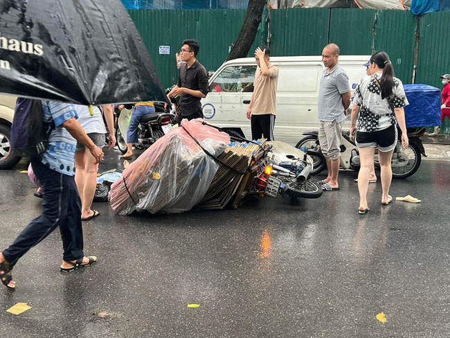 Truy tìm nữ tài xế bỏ chạy sau va chạm giao thông gây chết người ở Hà Nội-1