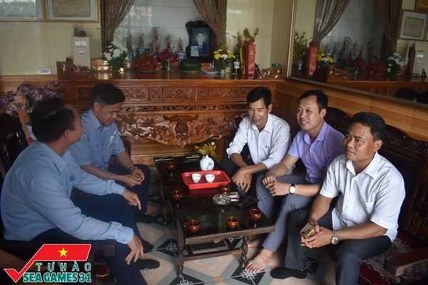 Về quê nhà thăm bố mẹ cầu thủ Nhâm Mạnh Dũng, cùng nghe kể về thời học giỏi của người hùng SEA Games 31-1