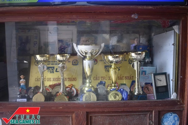 Về quê nhà thăm bố mẹ cầu thủ Nhâm Mạnh Dũng, cùng nghe kể về thời học giỏi của người hùng SEA Games 31-7