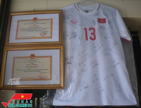 Về quê nhà thăm bố mẹ cầu thủ Nhâm Mạnh Dũng, cùng nghe kể về thời học giỏi của người hùng SEA Games 31-8