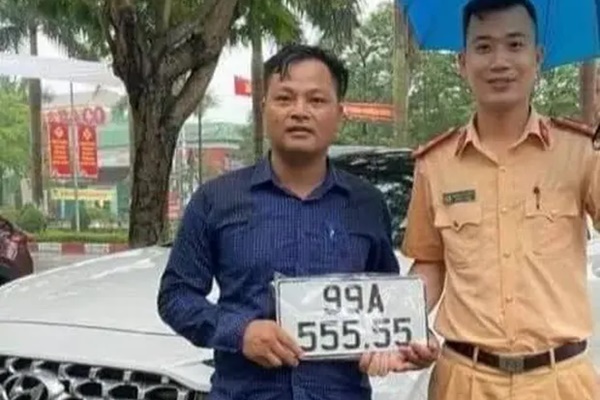 Mua xe ô tô tặng vợ, người bấm trúng biển siêu đẹp 555.55 nhất quyết không bán giá cao-1