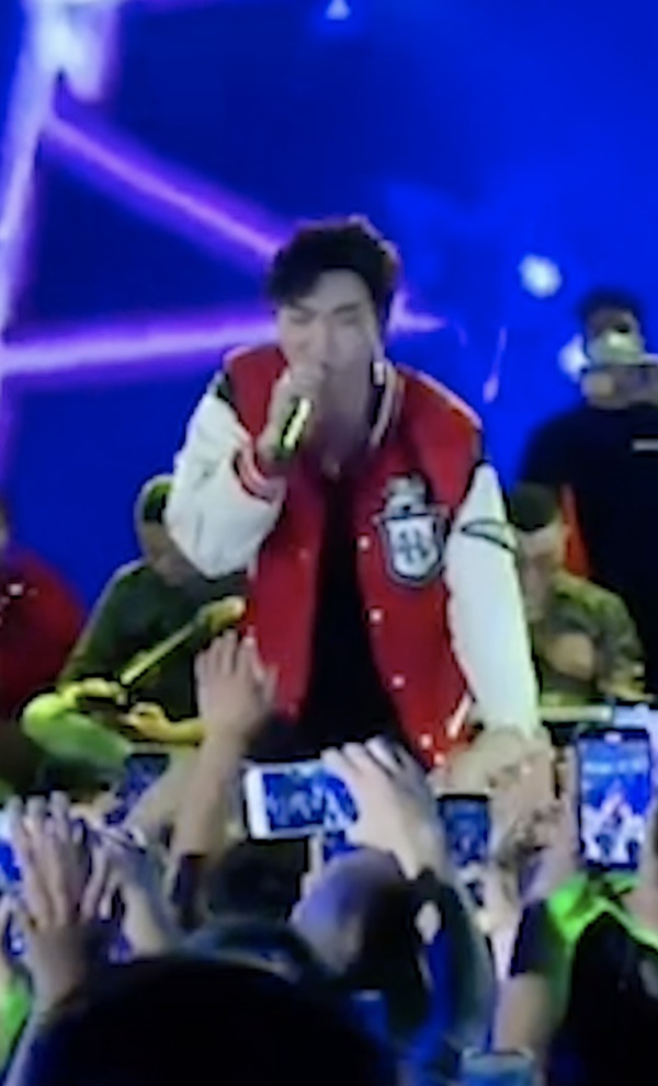 Erik bị fan kéo ngã khi đang hát trên sân khấu-2