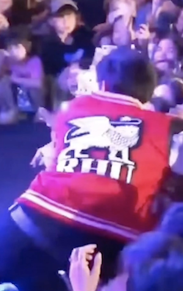 Erik bị fan kéo ngã khi đang hát trên sân khấu-3