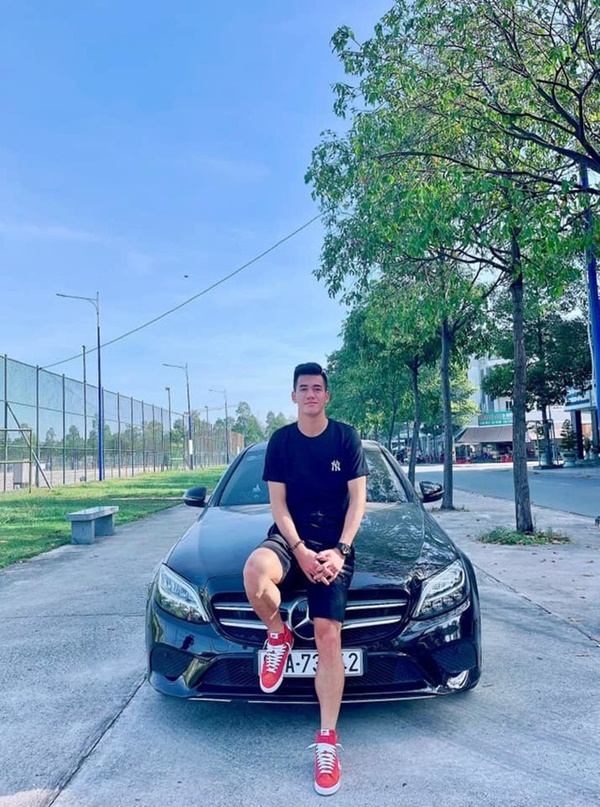 Cái tên cực hot của U23 Việt Nam: Bên ngoài giản dị, bên trong giàu ngầm”, soán ngôi cả Quang Hải trong đường đua hàng hiệu, 25 tuổi đã sở hữu cơ ngơi và xế hộp bạc tỷ-6