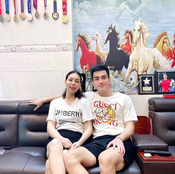 Cái tên cực hot của U23 Việt Nam: Bên ngoài giản dị, bên trong giàu ngầm”, soán ngôi cả Quang Hải trong đường đua hàng hiệu, 25 tuổi đã sở hữu cơ ngơi và xế hộp bạc tỷ-8