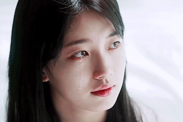 Bố nuôi lên thành phố thăm, khi đang ăn cơm chồng liên tục đá vào chân tôi, lén nhìn xuống dưới tôi cúi mặt khóc-1