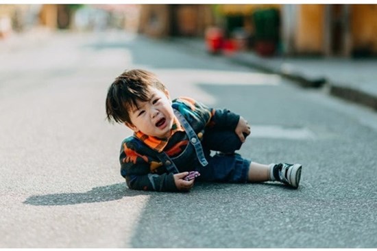 Yêu con đến mấy cha mẹ vẫn nên để trẻ trải qua những đau khổ này, có như vậy mới nên người!