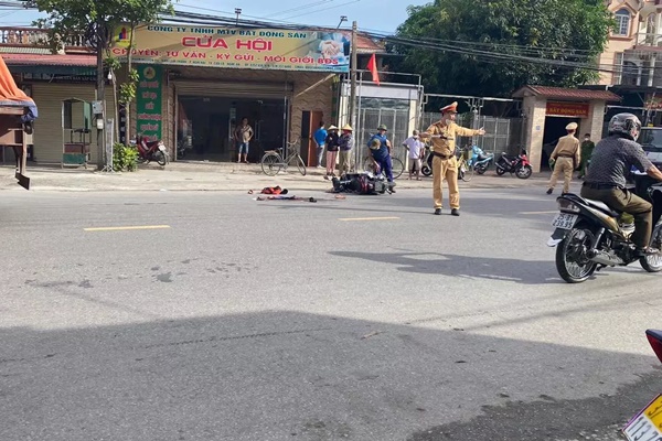 Bé 2 tuổi tử vong thương tâm dưới bánh xe khách-2