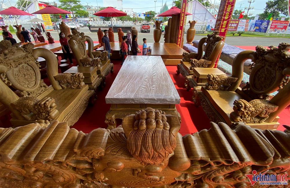 Những bộ bàn ghế gỗ nghìn năm tuổi giá tiền tỷ, đại gia mới dám tậu-2