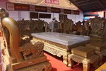 Bộ bàn ghế làm từ gỗ hương đỏ nguyên khối được phát giá 1,6 tỷ đồng-10