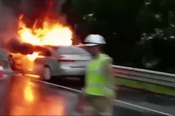Ô tô con cháy ngùn ngụt khi đang chạy cao tốc Hà Nội - Hải Phòng