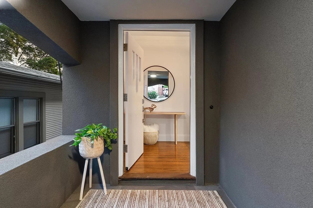 Ngôi nhà có mặt tiền giản dị nhưng không gian bên trong sáng bừng, hiện đại-2