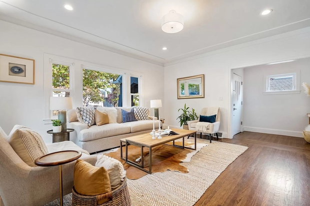 Ngôi nhà có mặt tiền giản dị nhưng không gian bên trong sáng bừng, hiện đại-5