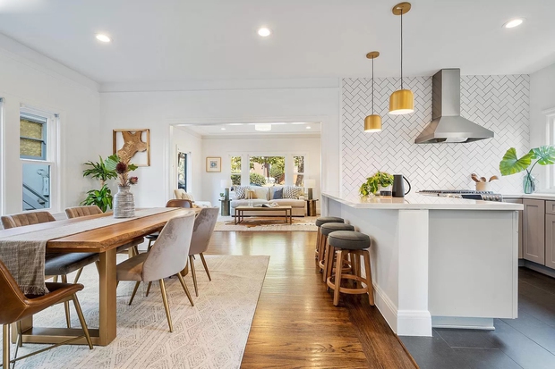 Ngôi nhà có mặt tiền giản dị nhưng không gian bên trong sáng bừng, hiện đại-11