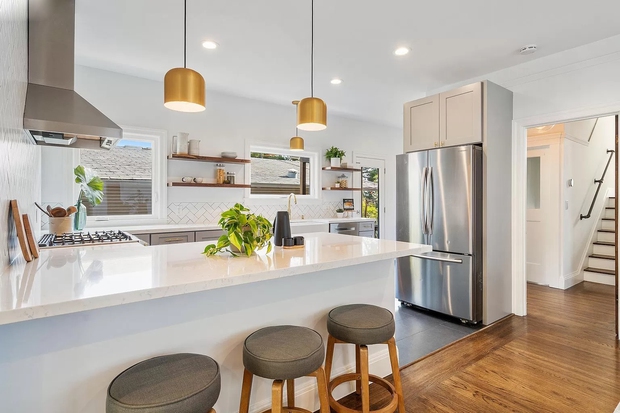 Ngôi nhà có mặt tiền giản dị nhưng không gian bên trong sáng bừng, hiện đại-12