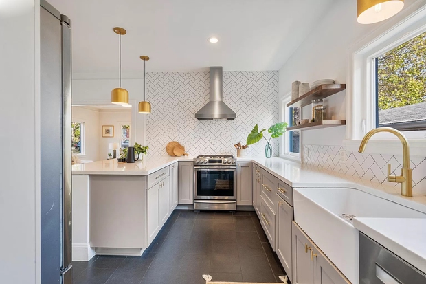 Ngôi nhà có mặt tiền giản dị nhưng không gian bên trong sáng bừng, hiện đại-13