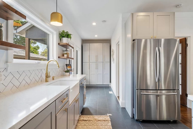 Ngôi nhà có mặt tiền giản dị nhưng không gian bên trong sáng bừng, hiện đại-14