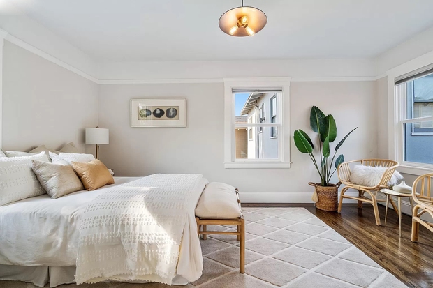 Ngôi nhà có mặt tiền giản dị nhưng không gian bên trong sáng bừng, hiện đại-15