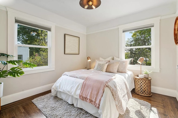 Ngôi nhà có mặt tiền giản dị nhưng không gian bên trong sáng bừng, hiện đại-16