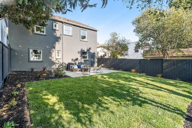 Ngôi nhà có mặt tiền giản dị nhưng không gian bên trong sáng bừng, hiện đại-19