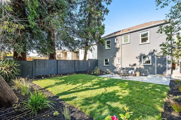 Ngôi nhà có mặt tiền giản dị nhưng không gian bên trong sáng bừng, hiện đại-20