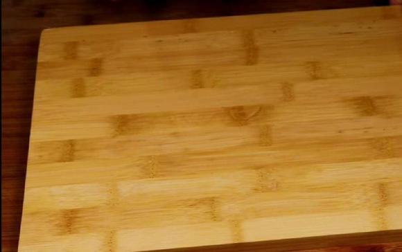 Thớt mới mua đừng vội dùng nhé! Đầu bếp dạy bạn các phương pháp bảo dưỡng để đảm bảo không bị mốc hoặc nứt-1