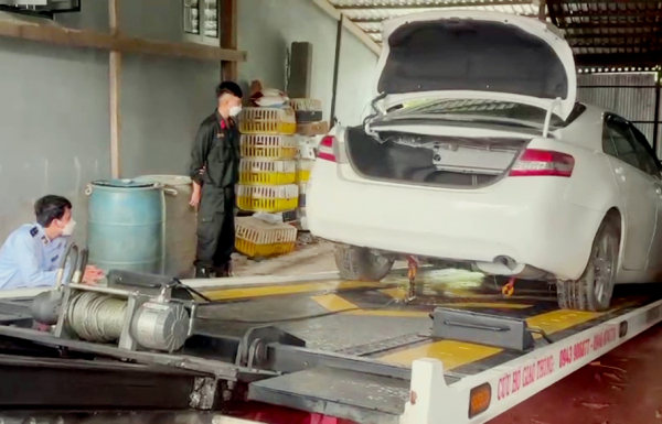 Phát hiện nhiều xe sang cất giấu ở khu vực biên giới-2