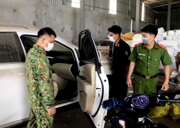 Phát hiện nhiều xe sang cất giấu ở khu vực biên giới-4