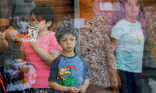 Khung cảnh hoảng loạn tại hiện trường vụ xả súng trường tiểu học Mỹ khiến 18 trẻ em và 3 người lớn thiệt mạng-11