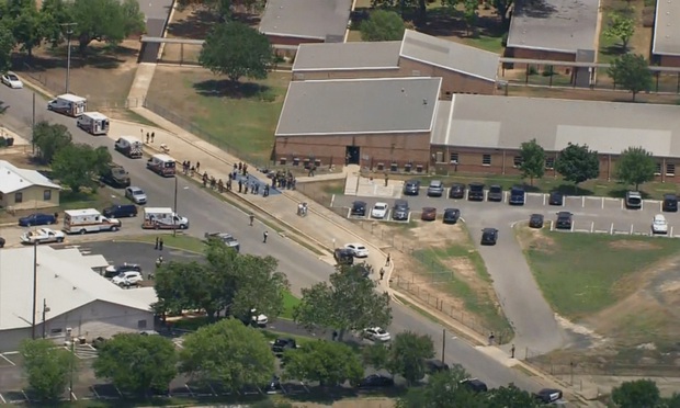 Khung cảnh hoảng loạn tại hiện trường vụ xả súng trường tiểu học Mỹ khiến 18 trẻ em và 3 người lớn thiệt mạng-9