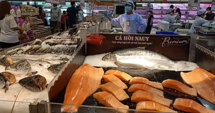 Cá hồi tăng giá kỷ lục, người dân ngại chi tiền mua-1