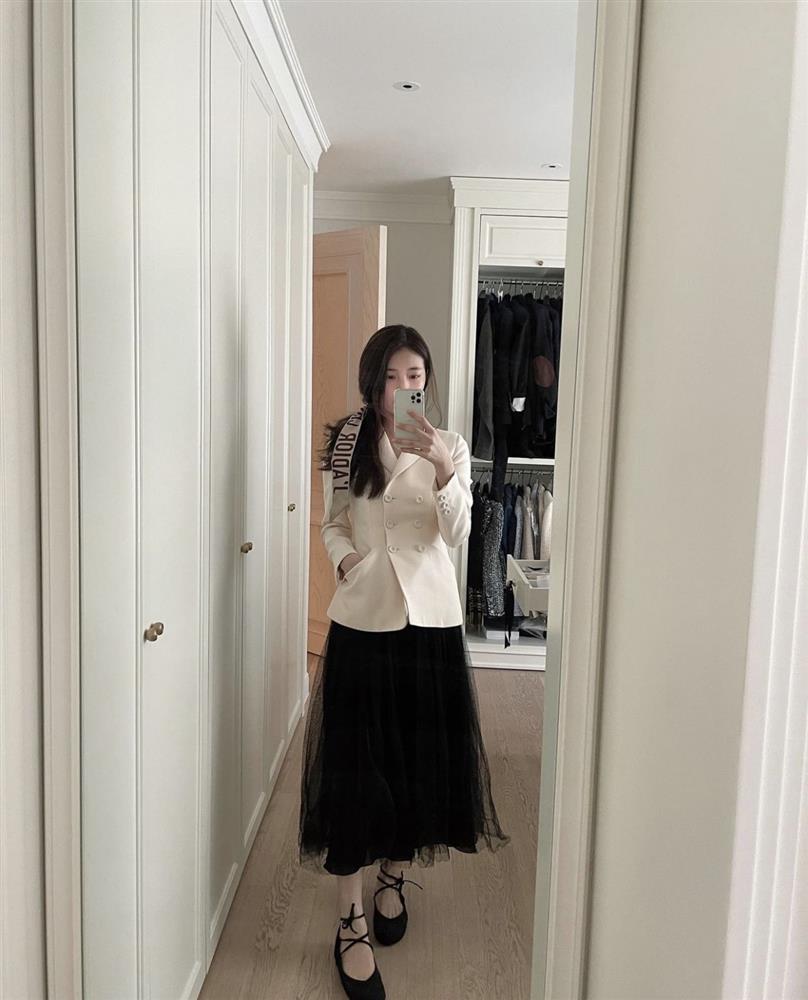 Bên trong căn hộ nữ tính, đầy nghệ thuật của cô gái tóc ngắn từng hẹn hò với Lee Dong Wook-14