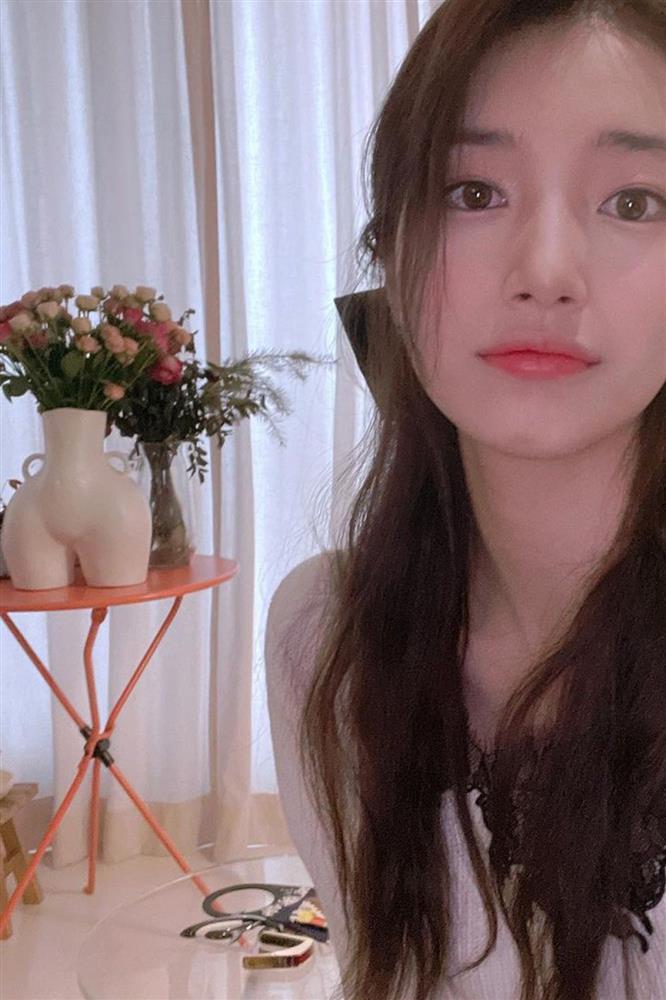 Bên trong căn hộ nữ tính, đầy nghệ thuật của cô gái tóc ngắn từng hẹn hò với Lee Dong Wook-15