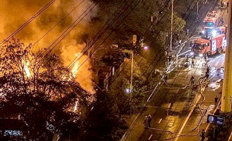 Nhanh chóng dập tắt đám cháy trên đường Tố Hữu lúc rạng sáng-1