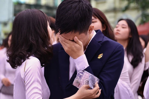 Lễ bế giảng tại ngôi trường có view đẹp nhất Hà Nội: Những cái ôm và giọt nước mắt đã rơi trước giờ phút chia xa-16