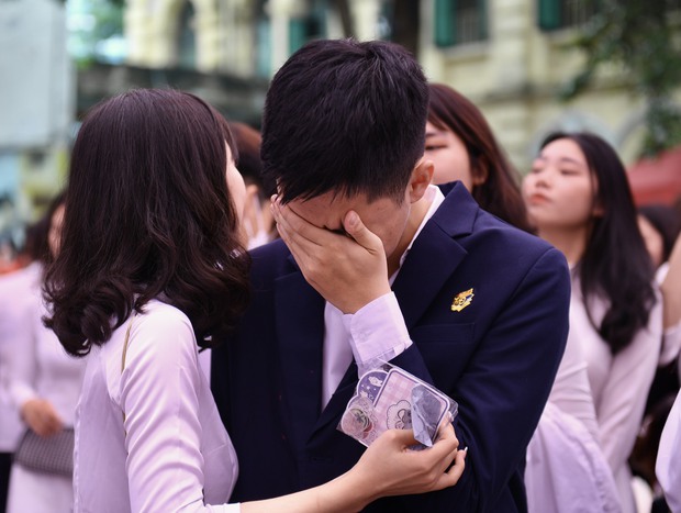 Chùm ảnh: Học sinh lớp 12 ôm nhau khóc nức nở trong lễ bế giảng cuối cùng của đời học sinh-11
