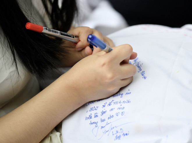 Chùm ảnh: Học sinh lớp 12 ôm nhau khóc nức nở trong lễ bế giảng cuối cùng của đời học sinh-7
