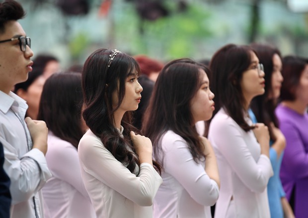 Chùm ảnh: Học sinh lớp 12 ôm nhau khóc nức nở trong lễ bế giảng cuối cùng của đời học sinh-3