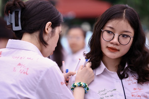 Chùm ảnh: Học sinh lớp 12 ôm nhau khóc nức nở trong lễ bế giảng cuối cùng của đời học sinh-8