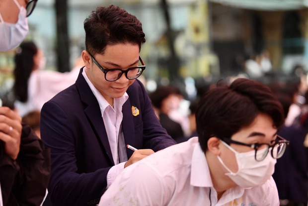 Chùm ảnh: Học sinh lớp 12 ôm nhau khóc nức nở trong lễ bế giảng cuối cùng của đời học sinh-16