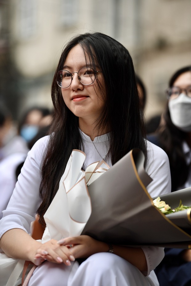 Chùm ảnh: Học sinh lớp 12 ôm nhau khóc nức nở trong lễ bế giảng cuối cùng của đời học sinh-2