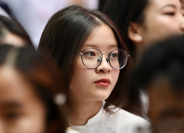Chùm ảnh: Học sinh lớp 12 ôm nhau khóc nức nở trong lễ bế giảng cuối cùng của đời học sinh-1