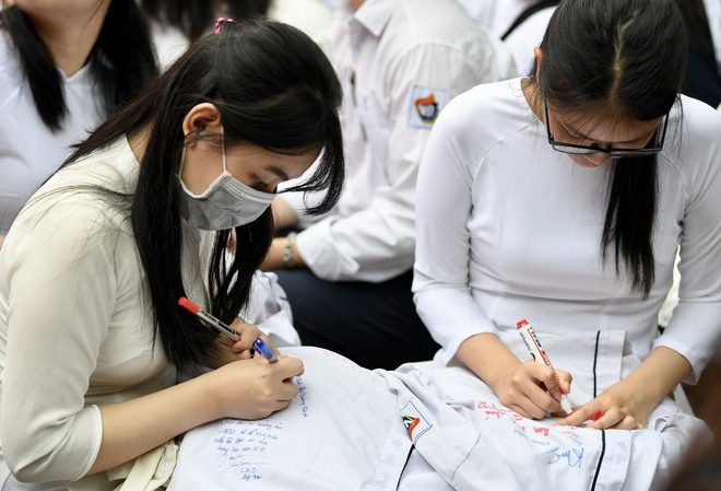 Chùm ảnh: Học sinh lớp 12 ôm nhau khóc nức nở trong lễ bế giảng cuối cùng của đời học sinh-6
