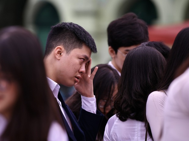 Chùm ảnh: Học sinh lớp 12 ôm nhau khóc nức nở trong lễ bế giảng cuối cùng của đời học sinh-13