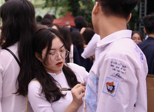 Chùm ảnh: Học sinh lớp 12 ôm nhau khóc nức nở trong lễ bế giảng cuối cùng của đời học sinh-15