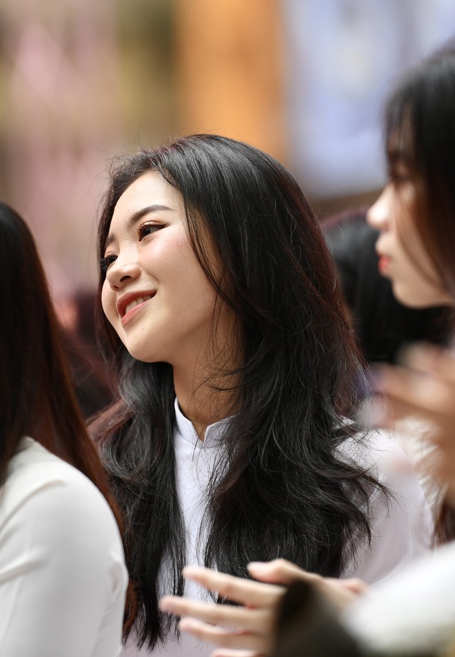 Chùm ảnh: Học sinh lớp 12 ôm nhau khóc nức nở trong lễ bế giảng cuối cùng của đời học sinh-4