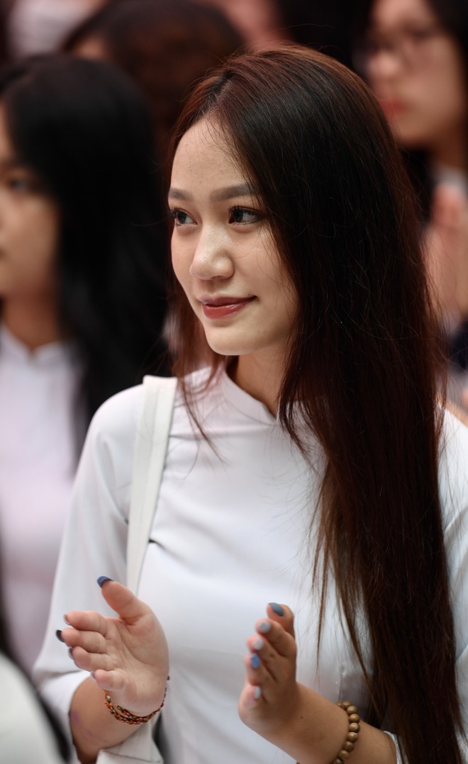 Chùm ảnh: Học sinh lớp 12 ôm nhau khóc nức nở trong lễ bế giảng cuối cùng của đời học sinh-5