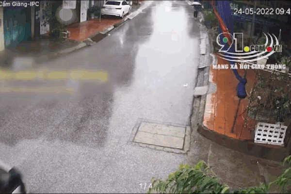 Khoảnh khắc xe con lao ra từ ngõ nhỏ đâm ngang xe tải